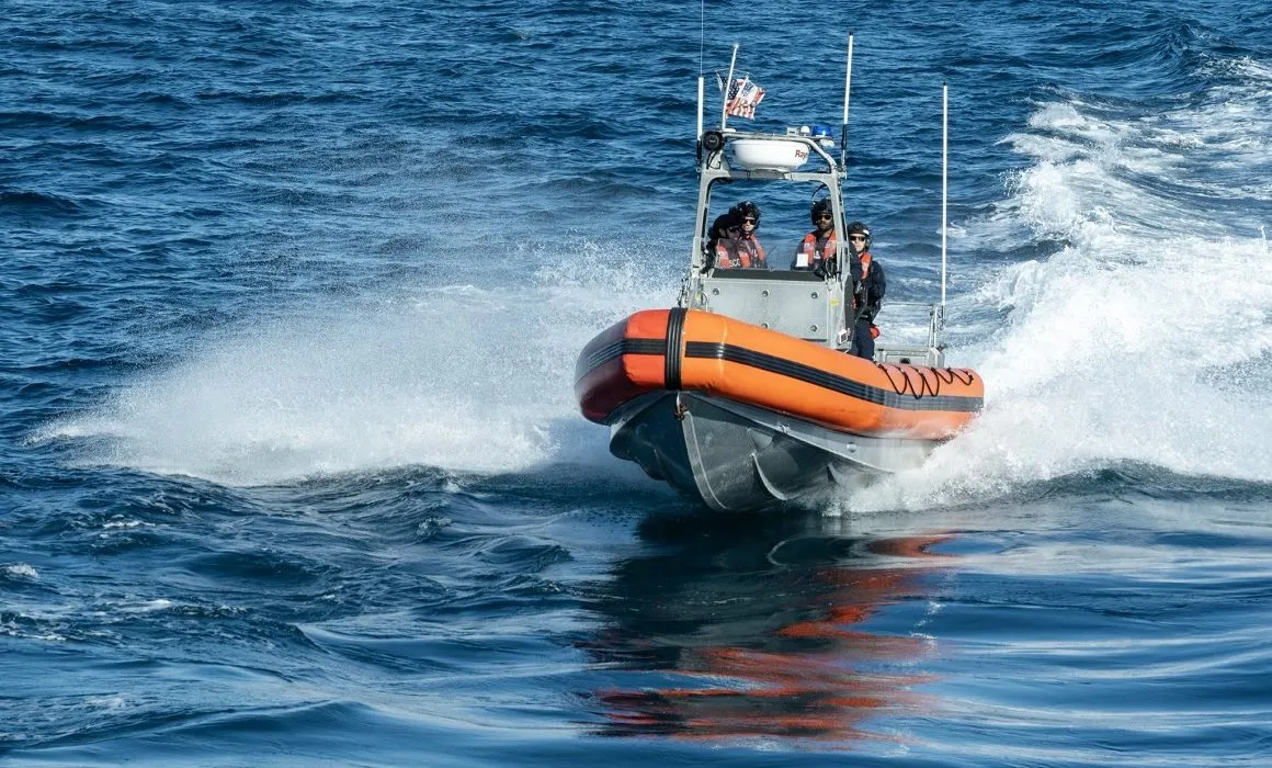 Rescata Guardia Costera a náufragos en la costa de California