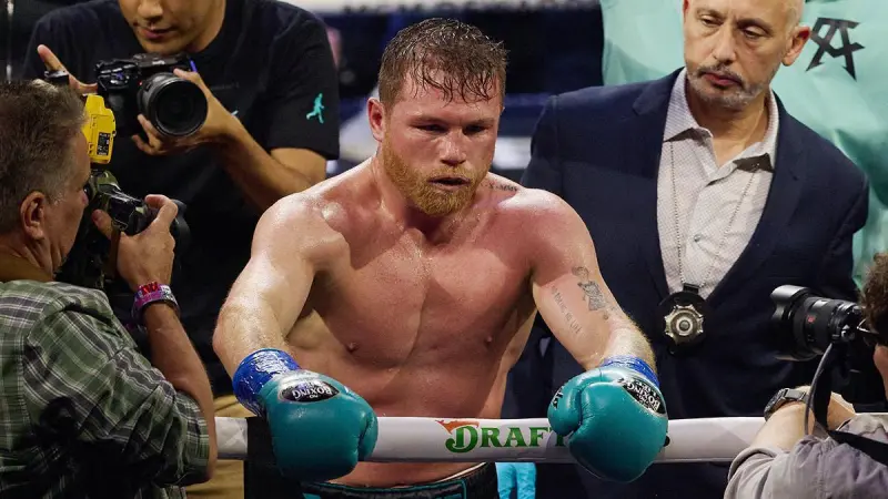 Mbilli tunde al ‘Canelo’: ‘va en declive’