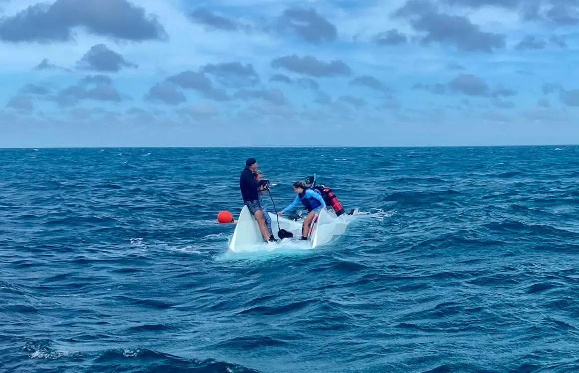 Rescatan a 4 personas tras naufragio de catamarán en Florida