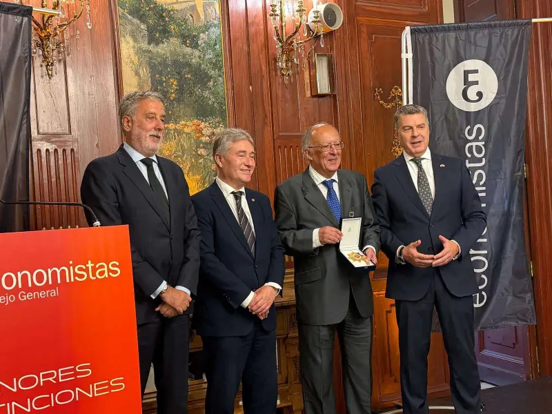 Los economistas españoles distinguen a Fernando González Laxe por medio siglo al servicio de la economía