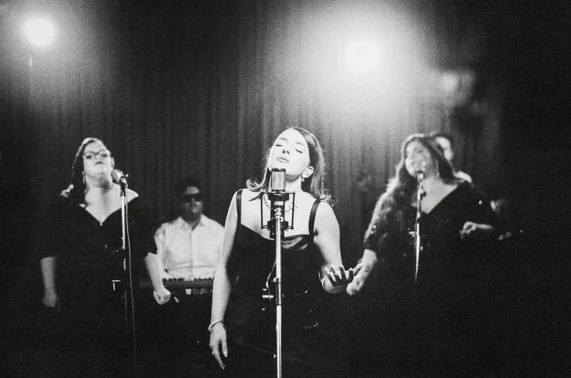 Presenta la cantautora Poli su nueva propuesta de soul pop