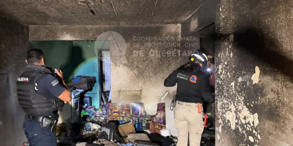 Rescatan a una persona atrapada en incendio de vivienda en la colonia Movimiento Obrero, en la capital