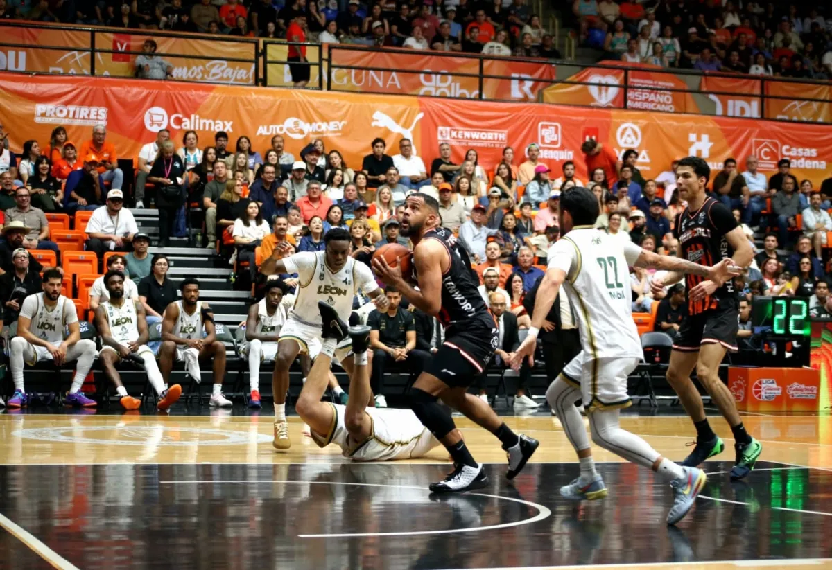 Soles de Mexicali aplasta 102-58 a Abejas y toma ventaja en semifinales