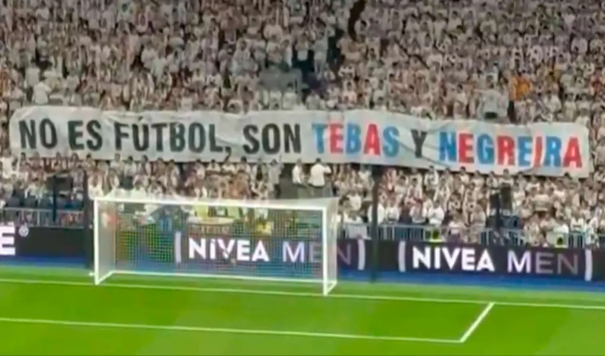 Tebas lleva la guerra con el Real Madrid de los despachos a la grada
