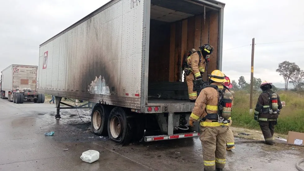 Bomberos sofocaron incendio de tráiler en San Juan del Río
