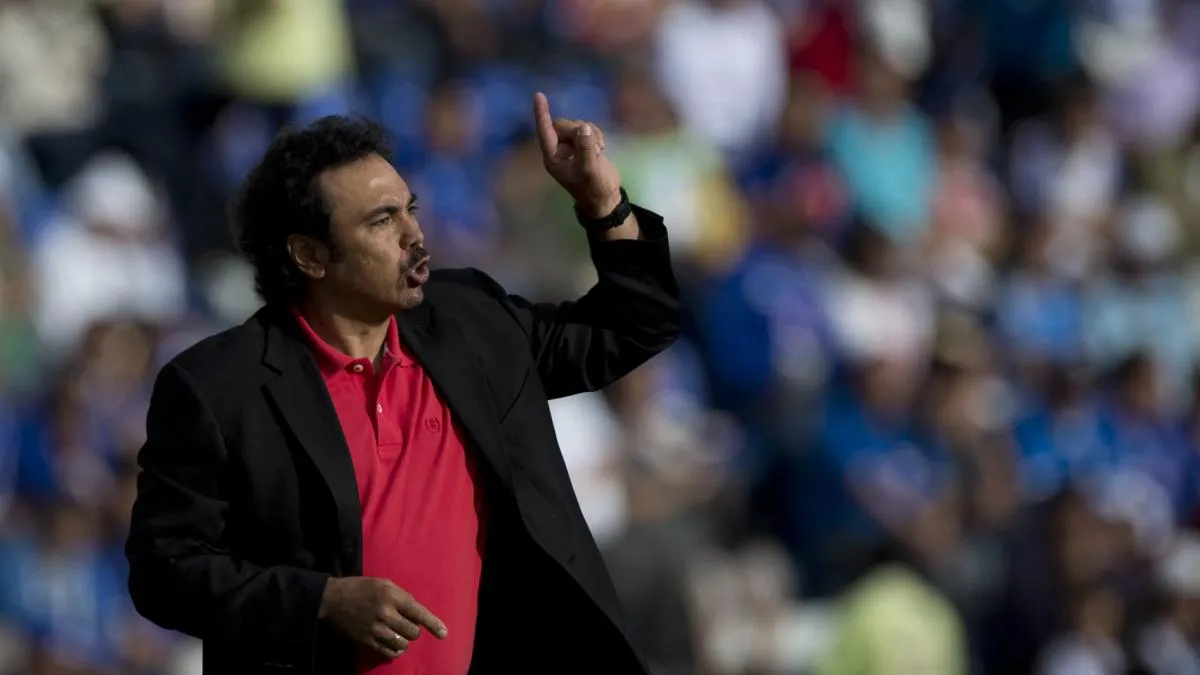 Hugo Sánchez celebra 50 años de su debut con los Pumas