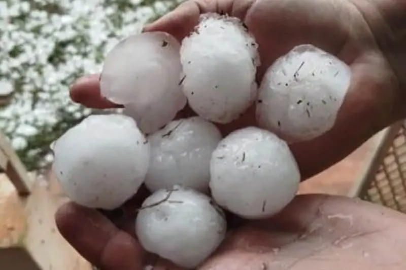 Tormenta con granizo causa daños en vehículos y viviendas en Paraguay