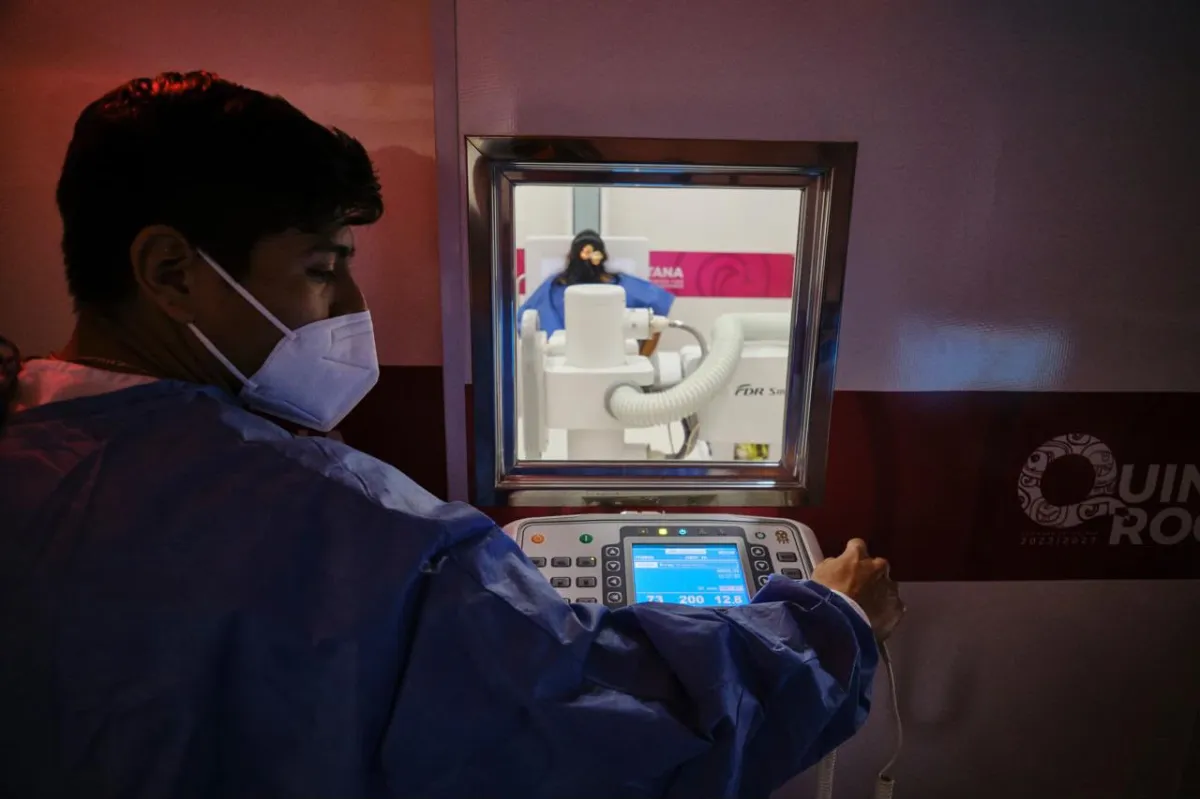 Donan 3 mil 500 prótesis mamarias a sobrevivientes de cáncer en Quintana Roo