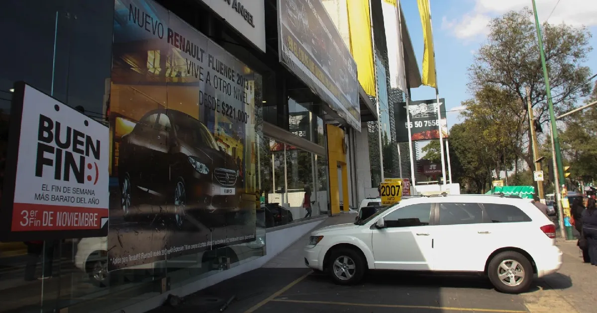 Mexicanos se endeudan para comprar un auto: 6 de cada 10 se venden a crédito