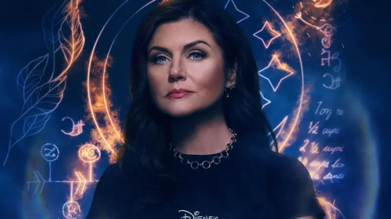¡Abracadabra! Tiffani Amber Tiessen te encantará como en los 90, pero ahora en Coven Academy