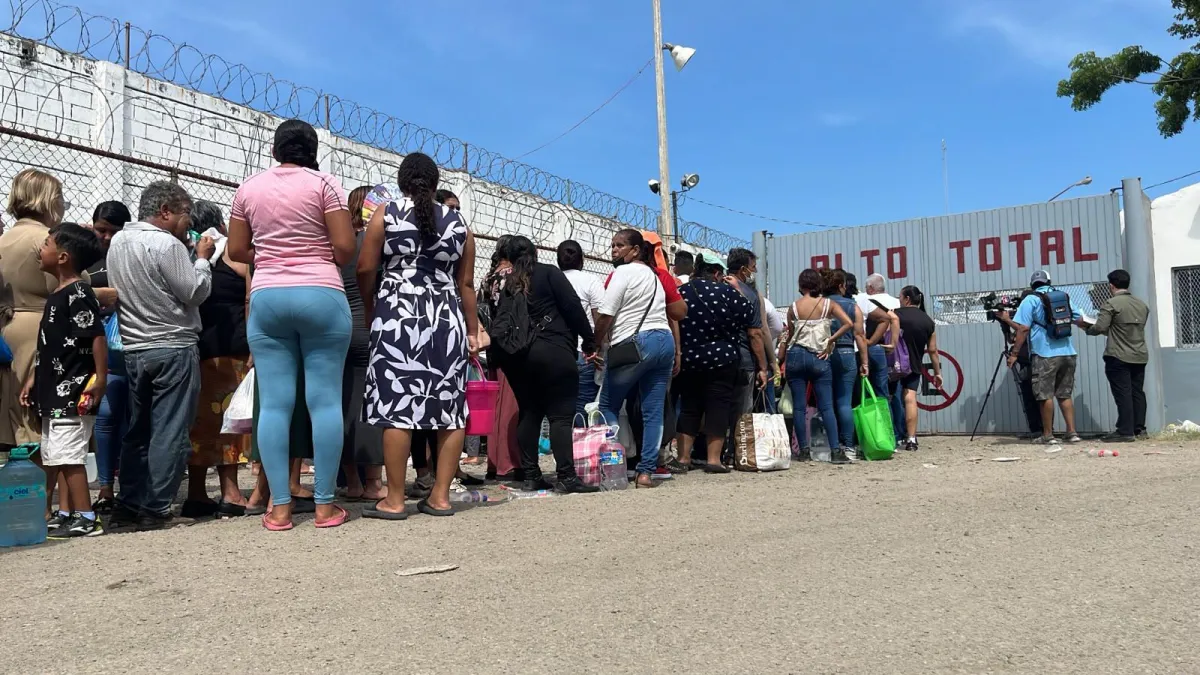 Bajo protocolos de seguridad, familiares comienzan a ingresar al Penal El Castillo, en Mazatlán