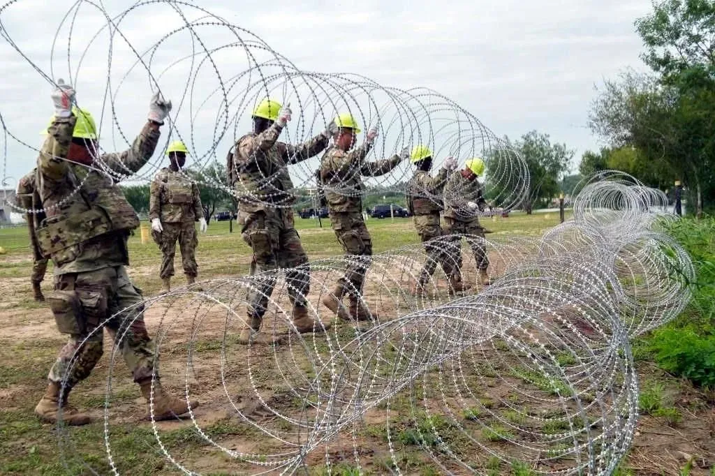 Refuerza Texas con barrera de púas margen del Río Bravo