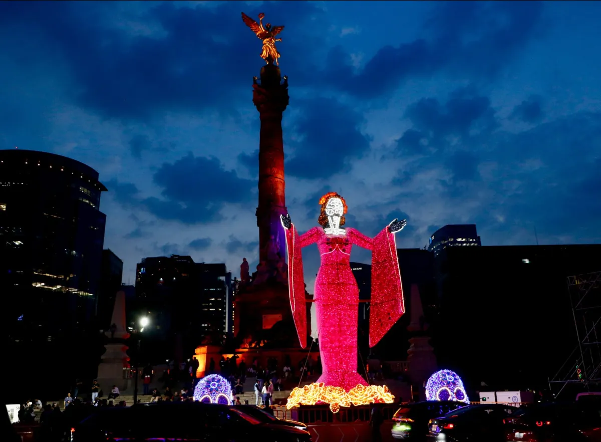 Día de Muertos 2026: Reforma se ilumina con 22 estaciones y túneles de luz en CDMX