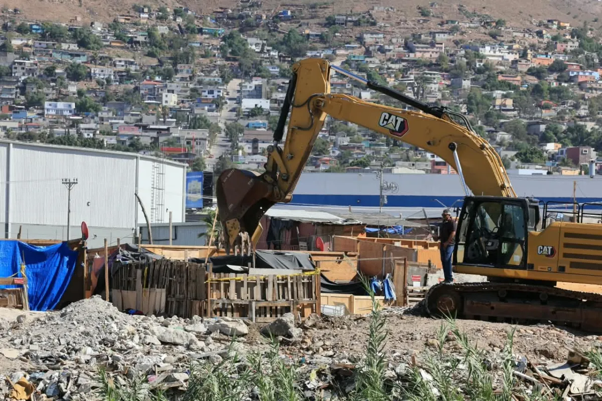 Retiran escombros y demuelen viviendas tras desalojo en Arroyo de La Presa en Tijuana