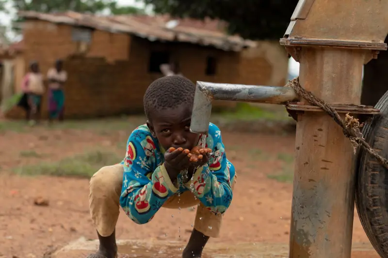 Vio a dos niños tomando agua de un charco en Ghana y decidió crear un proyecto solar que ha entregado 126 millones de litros de agua limpia a más de 380 mil personas