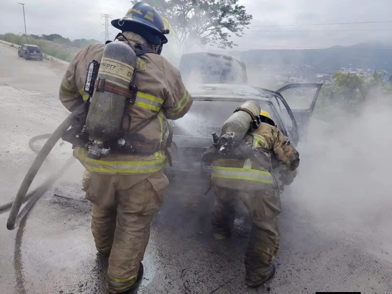 Familia resulta ilesa tras incendiarse su vehículo en Tuxtla Gutiérrez