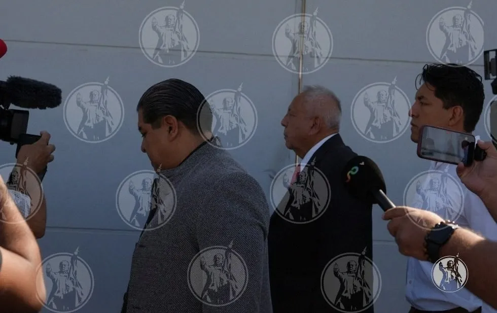 Sin luz, intérprete enfrenta dificultades para traducir audiencia de Garduño
