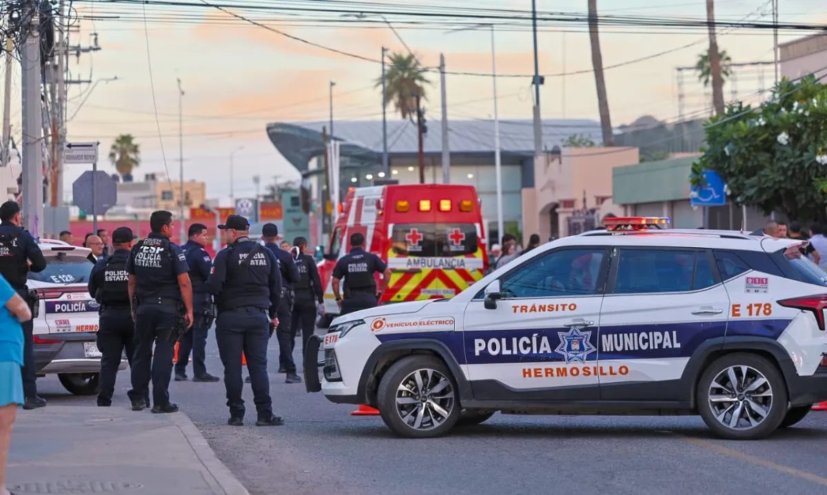 Incendio en Hermosillo deja a una mujer de 60 años intoxicada y daños en un minisúper de la colonia San Benito