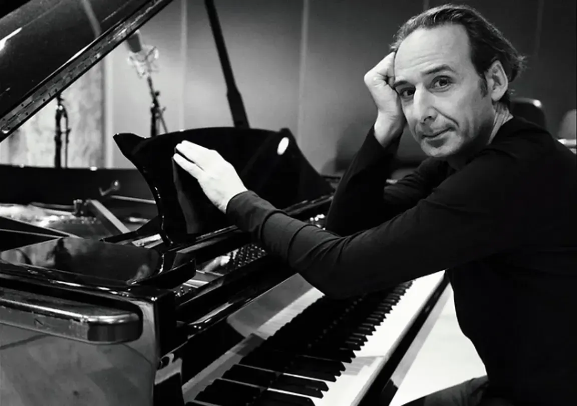 Alexandre Desplat y la arquitectura sonora de El precio de la red