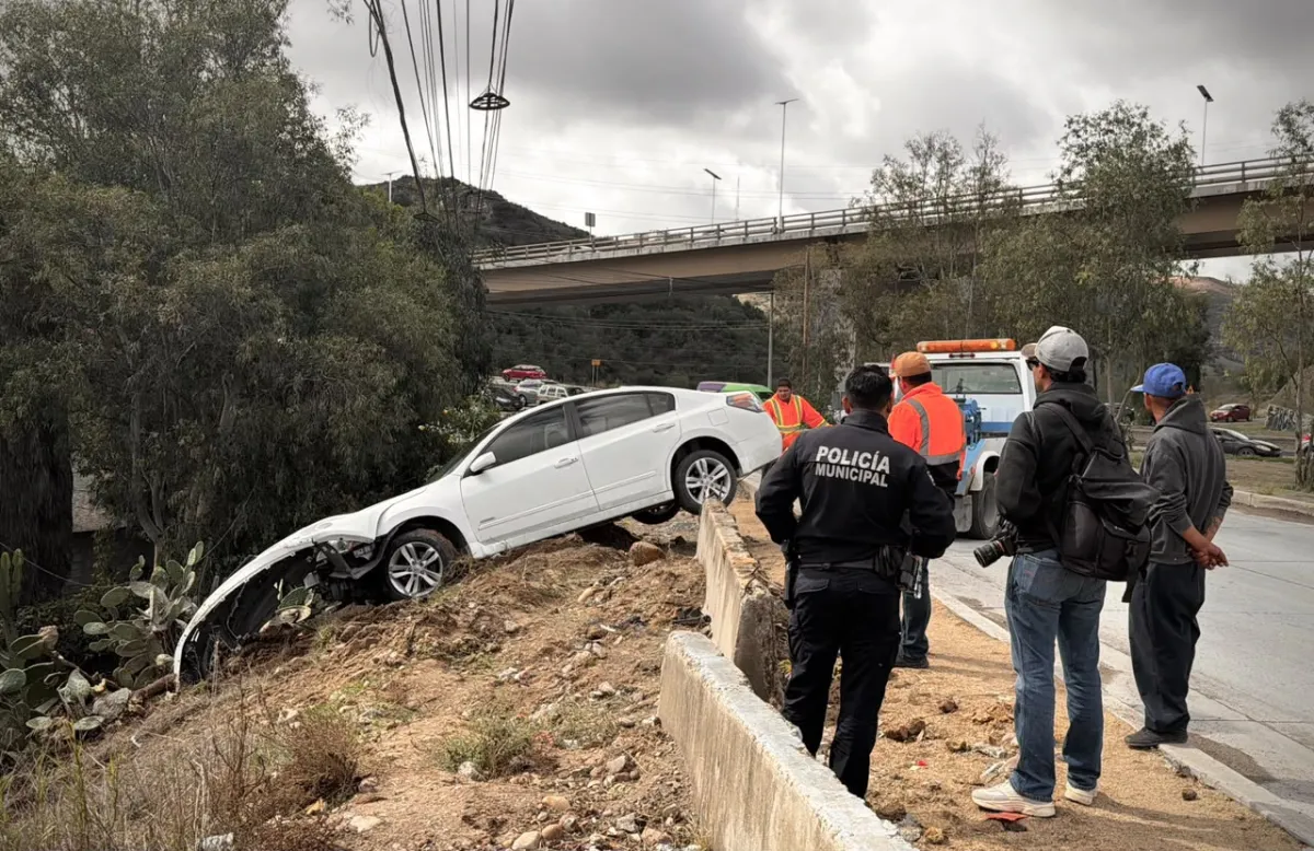 Conductor cae a barranco de 4 metros en carretera libre Rosarito-Tijuana