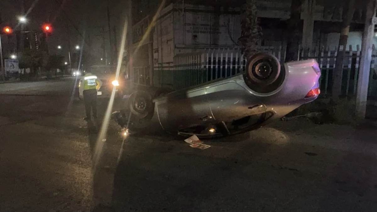 Vuelca vehículo en la colonia Chepevera tras presunta falla mecánica