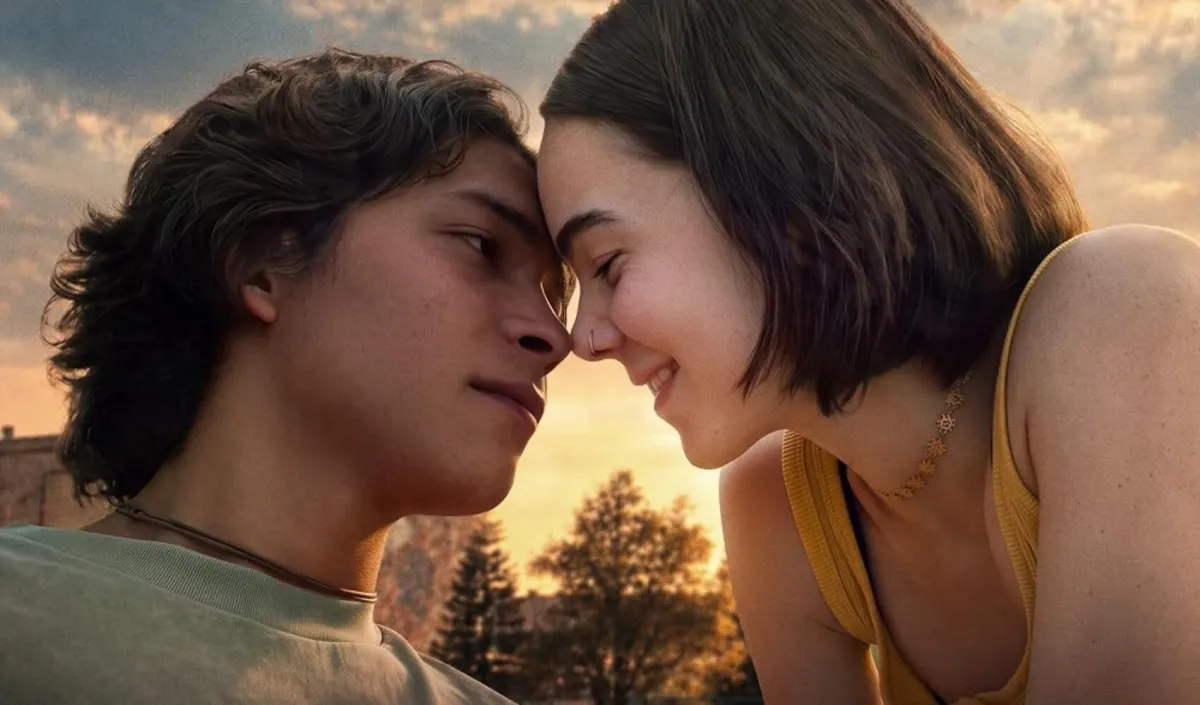 Petardos y magnolias: el romance adolescente que mezcla fútbol, amor y violencia
