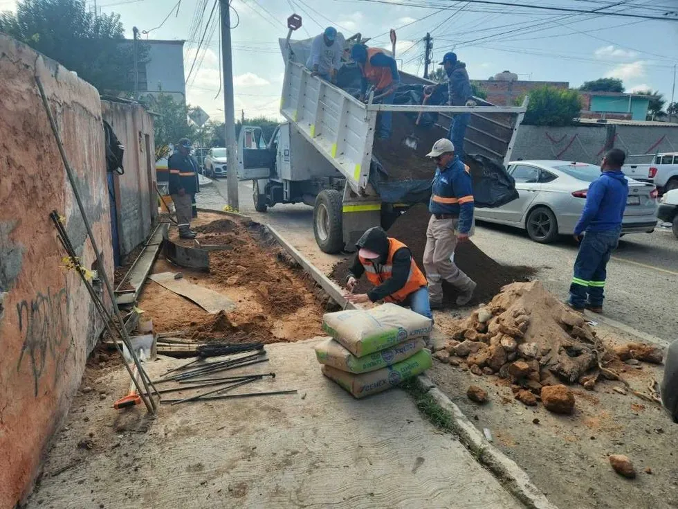 Rehabilitan banquetas en colonia Benito Juárez, San Juan del Río
