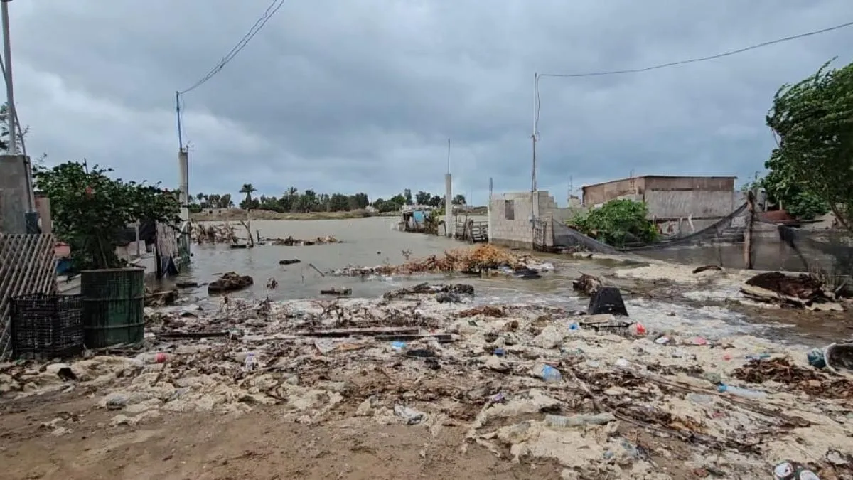 Huracán Polo rompe bordo de contención y desborda el mar en Puerto San Carlos, BCS