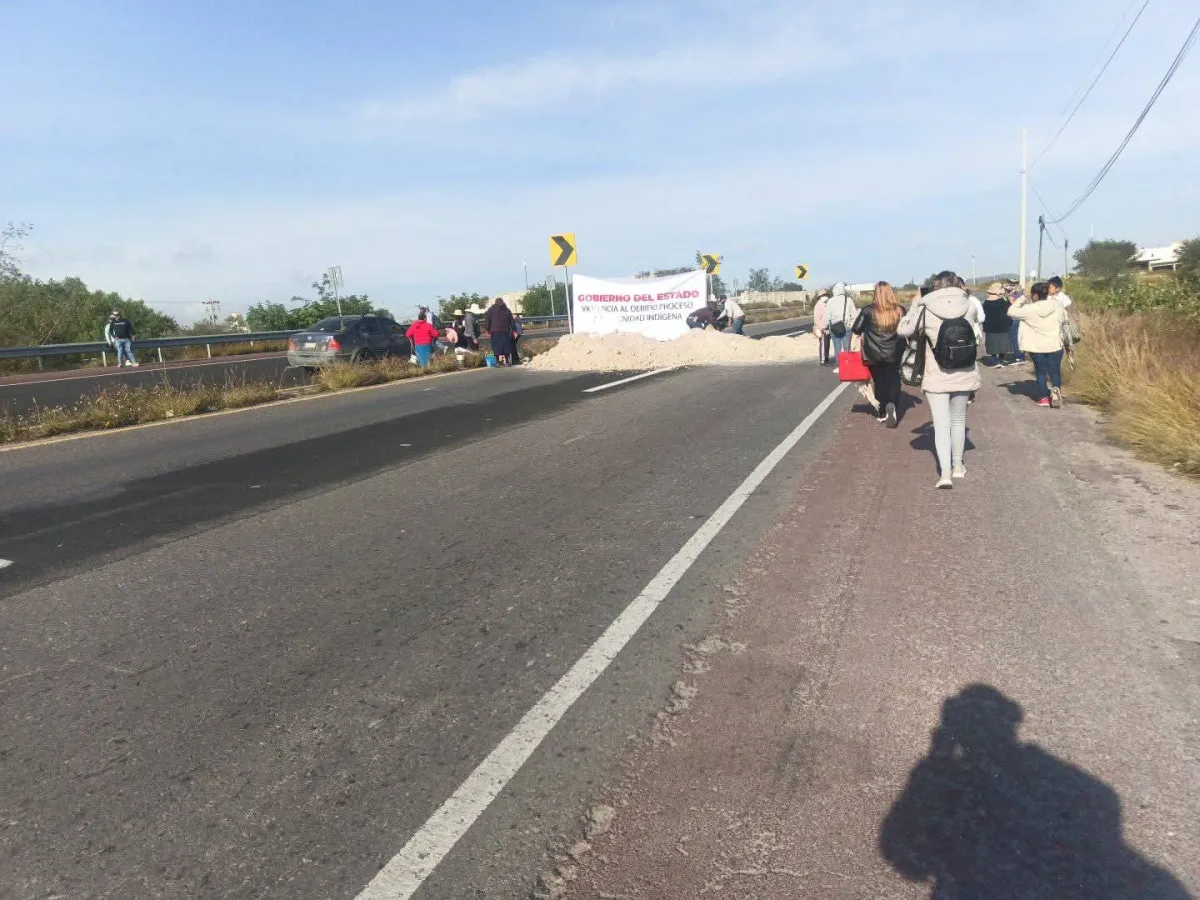 Bloquean México-Laredo en Ixmiquilpan; exigen liberación de presos
