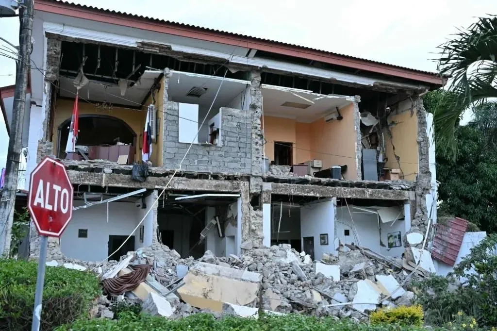 Reporta Presidente de Panamá carreteras colapsadas por sismo