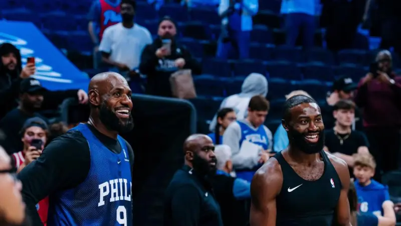 LeBron James debuta con los 76ers: clavada, pase de fantasía y triple ante 10 mil aficionados