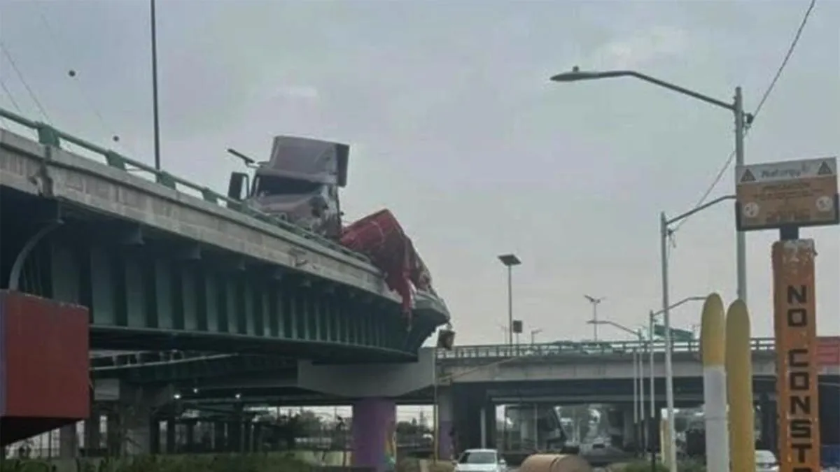 Vuelca tráiler con toneladas de papel y queda sobre puente de Río de los Remedios