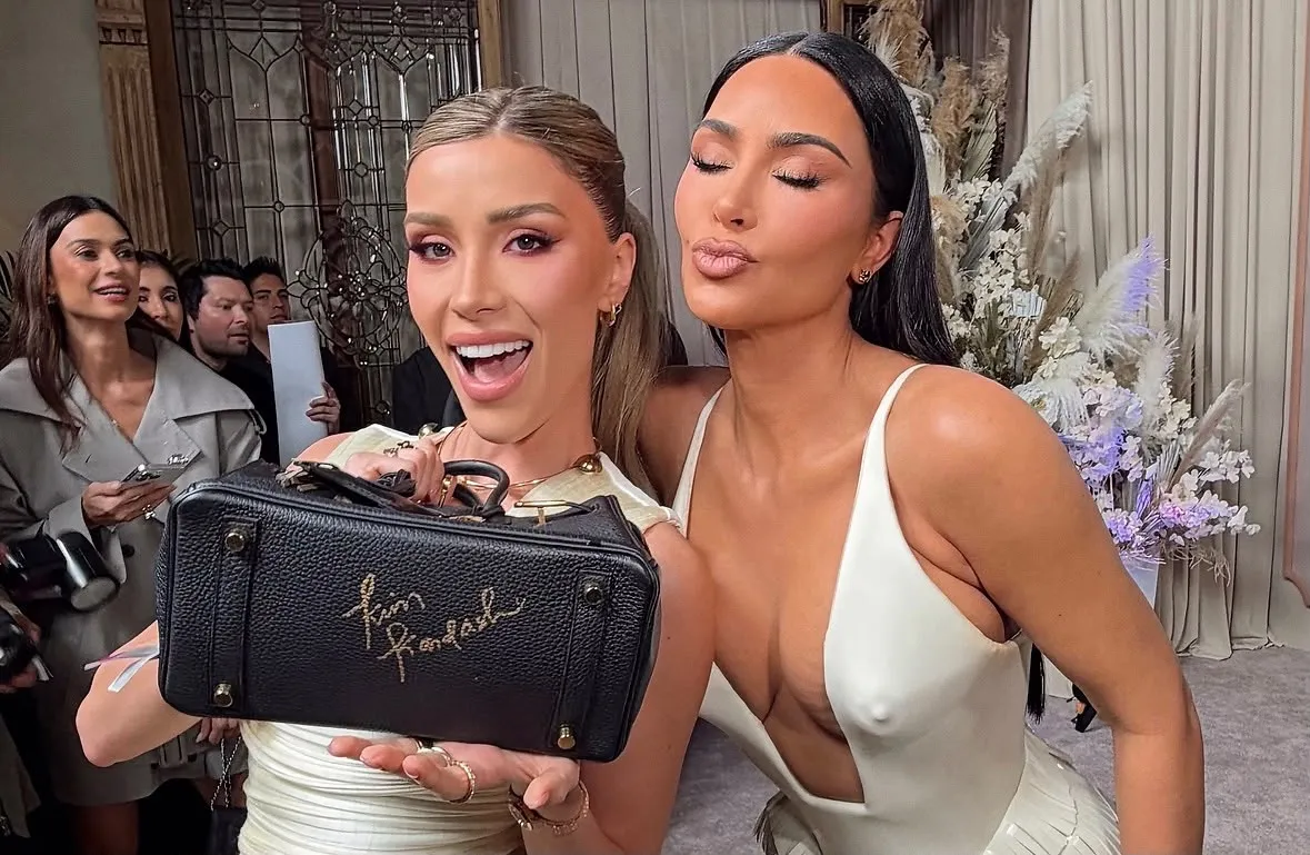 Influencer regia consigue que Kim Kardashian le firme una bolsa