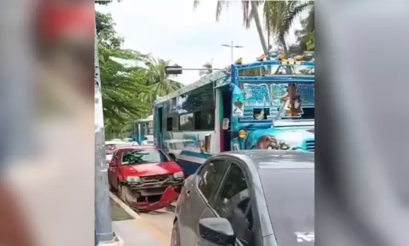 Impacta camión 5 autos y una moto estacionados en la Costera de Acapulco