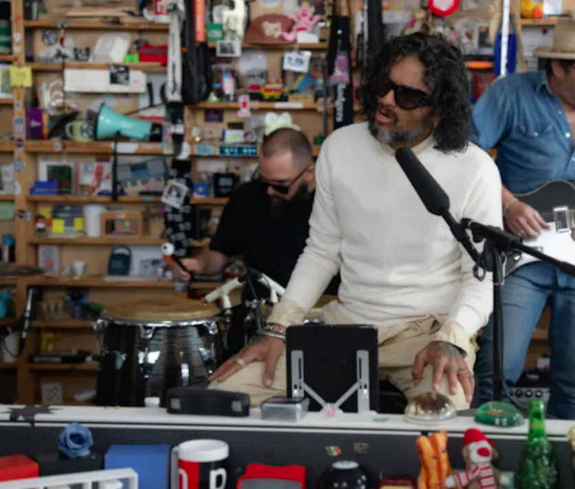 Draco Rosa ofrece show íntimo y sin filtros en Tiny Desk