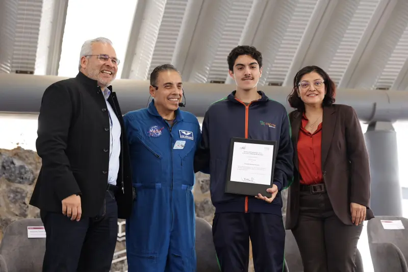 Gobernador y astronauta dan conferencia en secundaria de Morelia