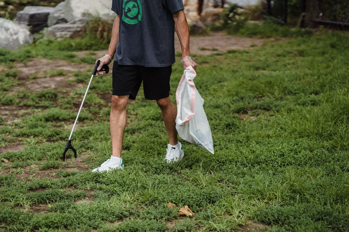 La psicología revela que los adultos que recogen la basura que otros tiran ven el cuidado de las calles como una responsabilidad compartida que va más allá de quién ensució y refleja su compromiso con la comunidad