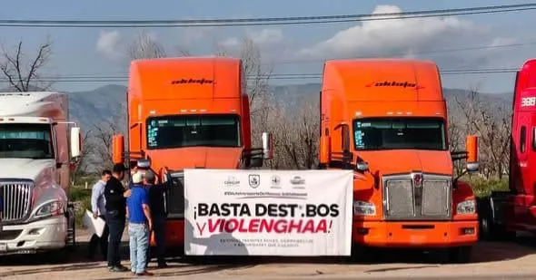 Exigen transportistas de La Laguna seguridad en carreteras; protestan en El Vergel