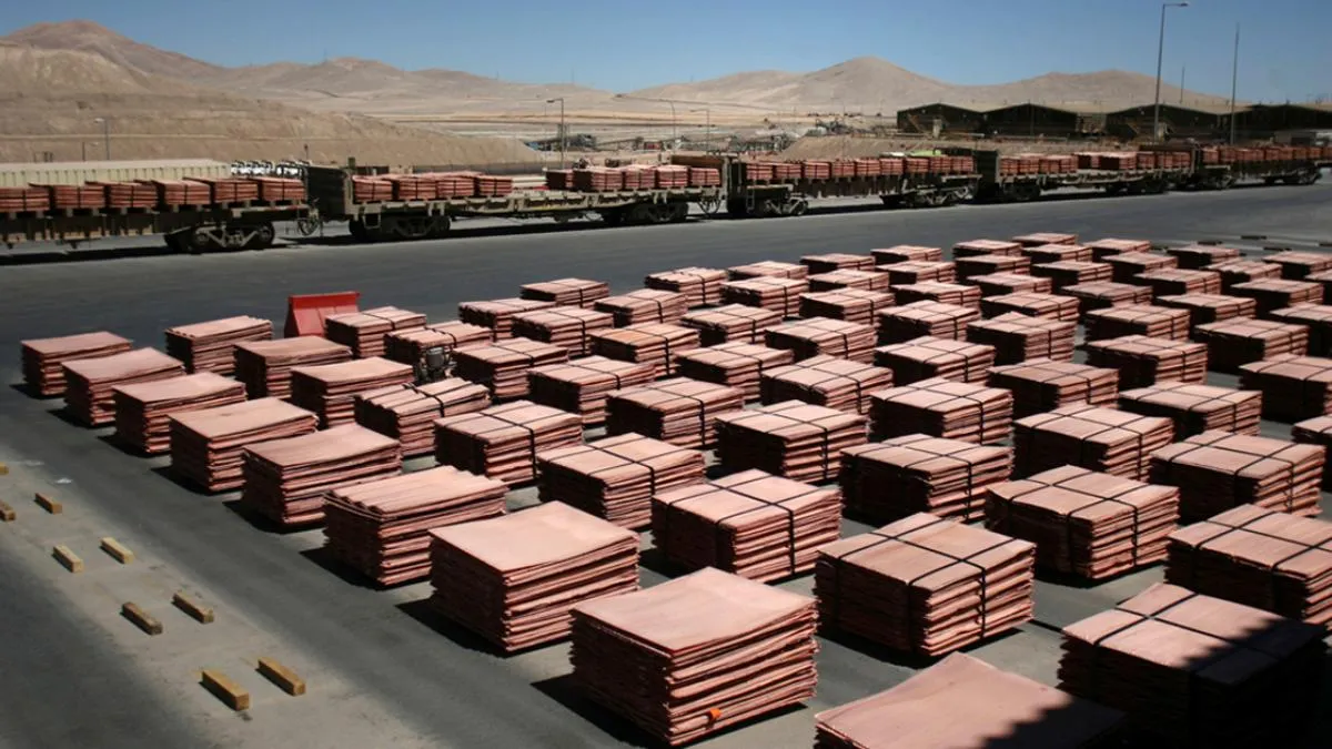 Cobre cae a mínimo de cinco semanas mientras sigue aumento de existencias en la LME