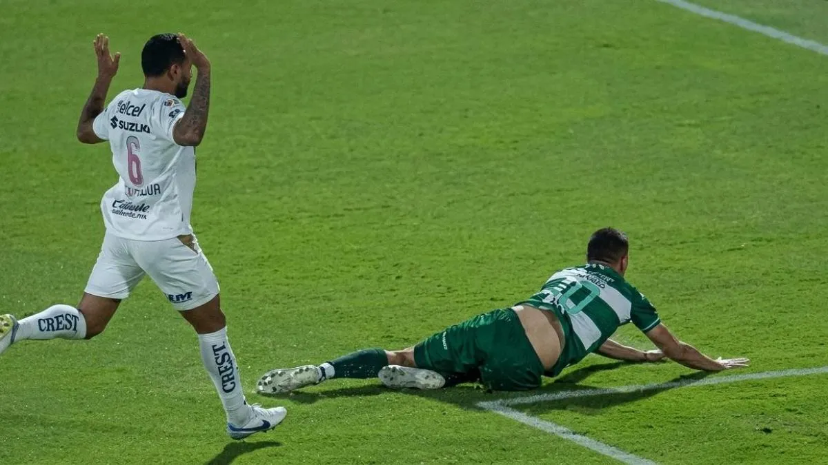 Pumas no duró ni un minuto en La Comarca Lagunera. Penal en contra y expulsión de Nathan Silva