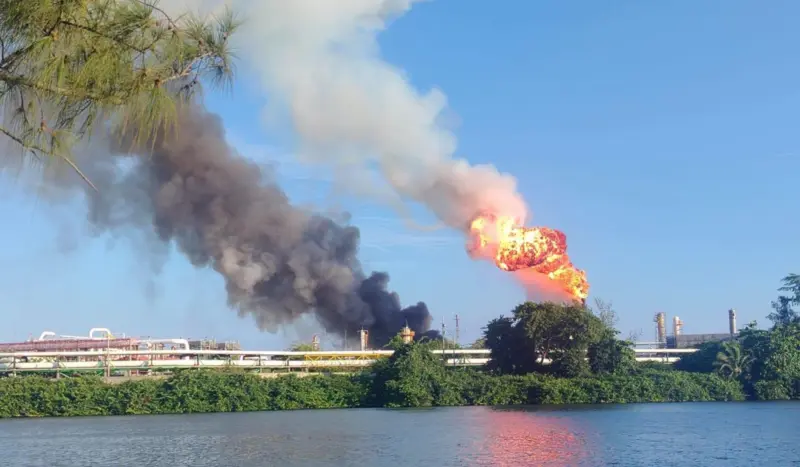 Reportan incendio en zona de Dos Bocas; Pemex informa que el incidente fue provocado por un sobrecalentamiento