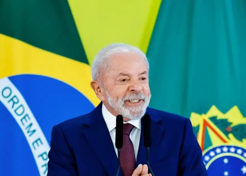 Cierran Lula y Flávio Bolsonaro campaña entre señalamientos en Brasil