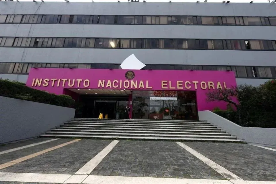 Salen de reunión consejeros de INE sin acuerdos para titular