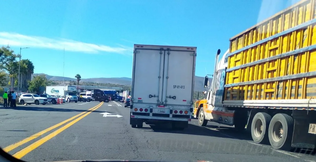 Reportan bloqueo en carretera Zaragoza-Acuaco