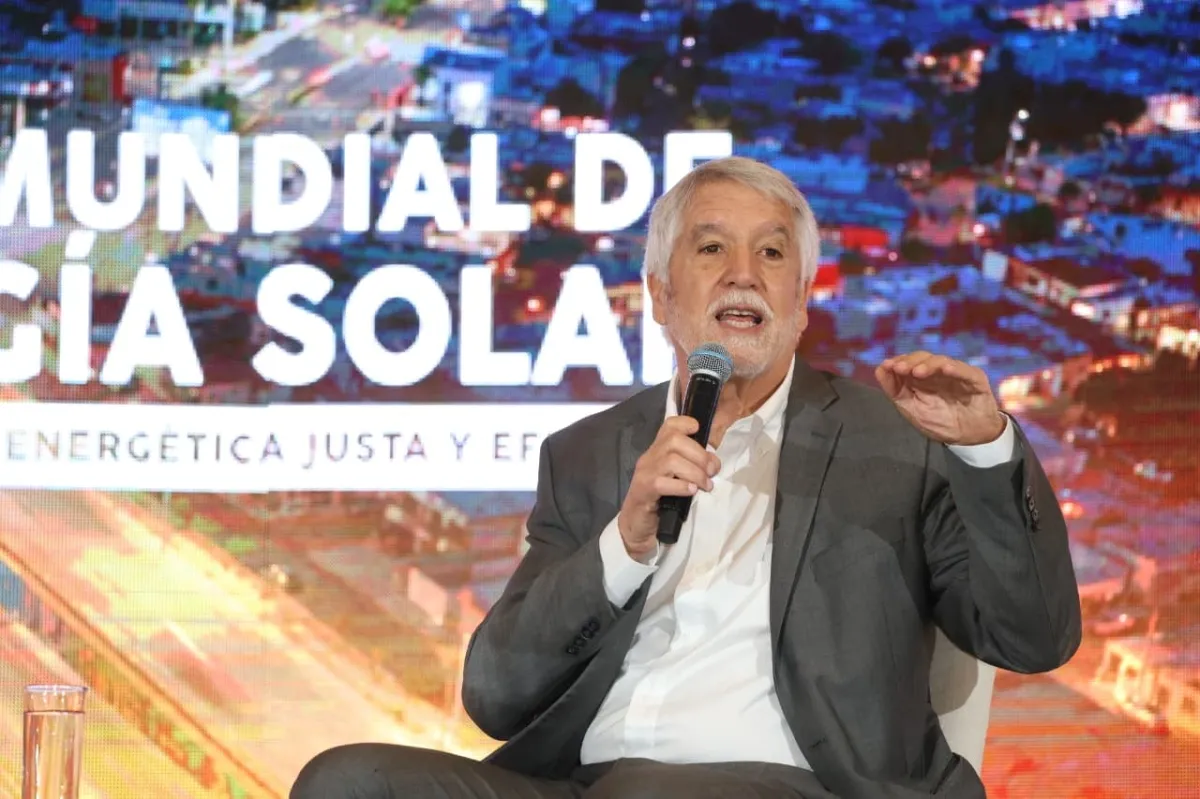 Hermosillo necesita distancias más cortas y banquetas amplias para mejorar su movilidad, plantea Enrique Peñalosa en el Foro de Energía Solar