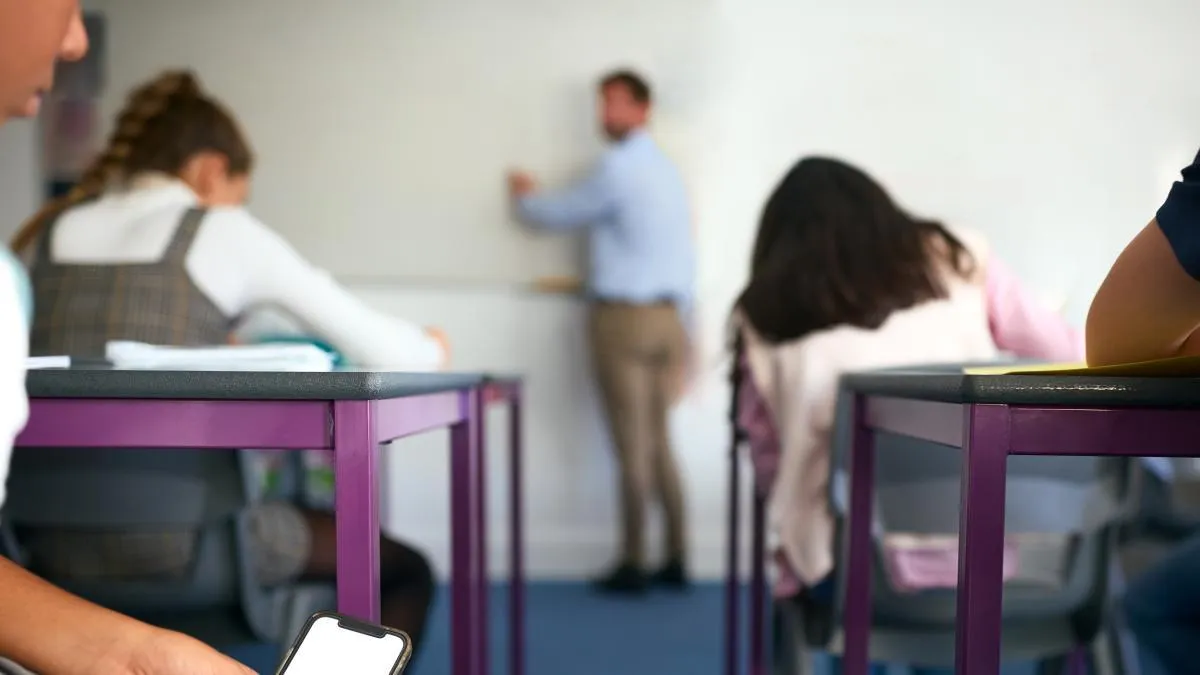Prohibirán por ley el uso de celulares en escuelas de educación básica en todo el país