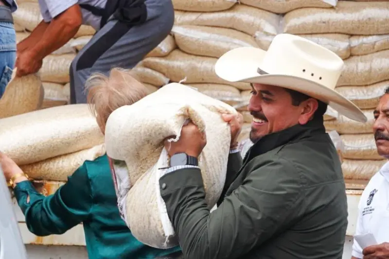 Pedro Escobedo apoya a 500 productores afectados por clima