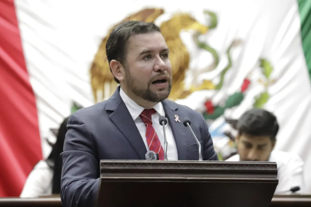 Presenta Reyes Galindo iniciativa en defensa de docentes michoacanos