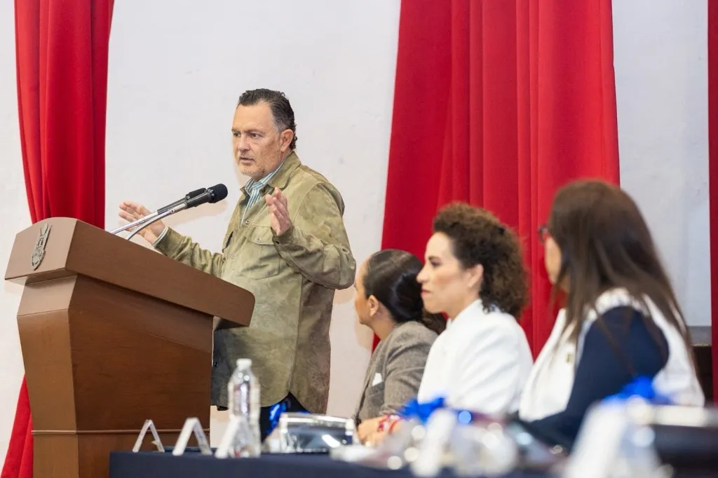 Kuri llama a profesionistas a involucrarse en la política: “La peor apuesta es dejar el futuro a los políticos”