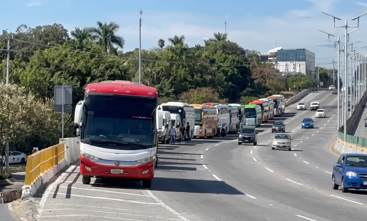 Se concentran transportistas en la Autopista del Sol sin bloquear